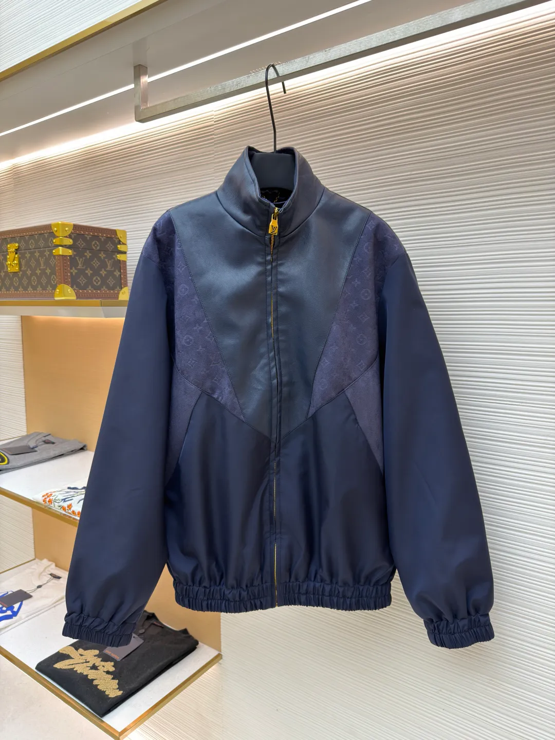 LOUIS VUITTON Presbyopic embossed stitching leather jacket ●Original version: Purchased and developed by 34774 ●Item number: 1681869-C20 ●Fabric: nylon fabric ●Technology: embossed production ●Version: fitted version ●Weight: about 835 grams ●Size: 46-48-50-52 ●Description: The main body of the garment is made of 100% nylon material, which is very breathable. You will not feel stuffy at all when wearing it. The cuffs, collar and front are all made of soft sheep leather, which is smooth to the touch and has a full texture! Classic Monogram embossed suede leather inserts. The high collar design with elastic cuffs and hem is not only windproof and warm, but also allows you to move freely without feeling restricted at all! The zipper opening and closing design on the side is also very considerate, making it very convenient to put on and take off. There are also practical pockets on both sides, which can hold many small items. It is fully functional and can be matched with many types of clothing to create a fashionable look. The overall wiring is straight and delicate, the fabric is comfortable and soft, and the color is consistent without color difference. It can be matched with the same style to create a fashionable look and control various occasions. Customized accessories, complete with three standards, same style for men and women!